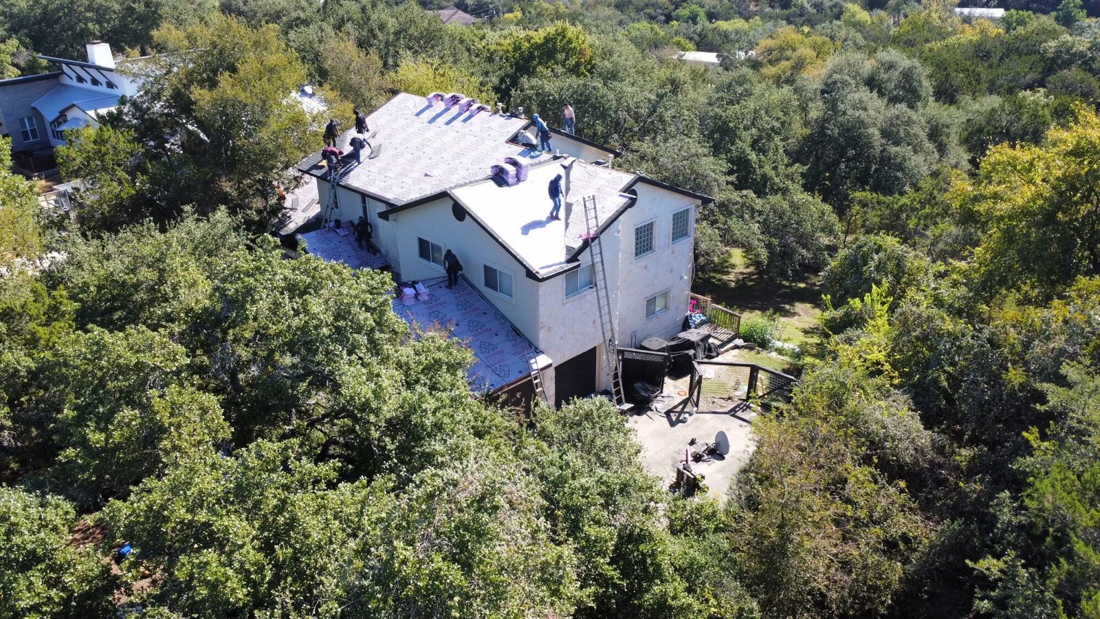 Multi-Family Roof Repair in Austin, TX: A Property Manager’s Guide to Leaks, Materials & Storm Damage